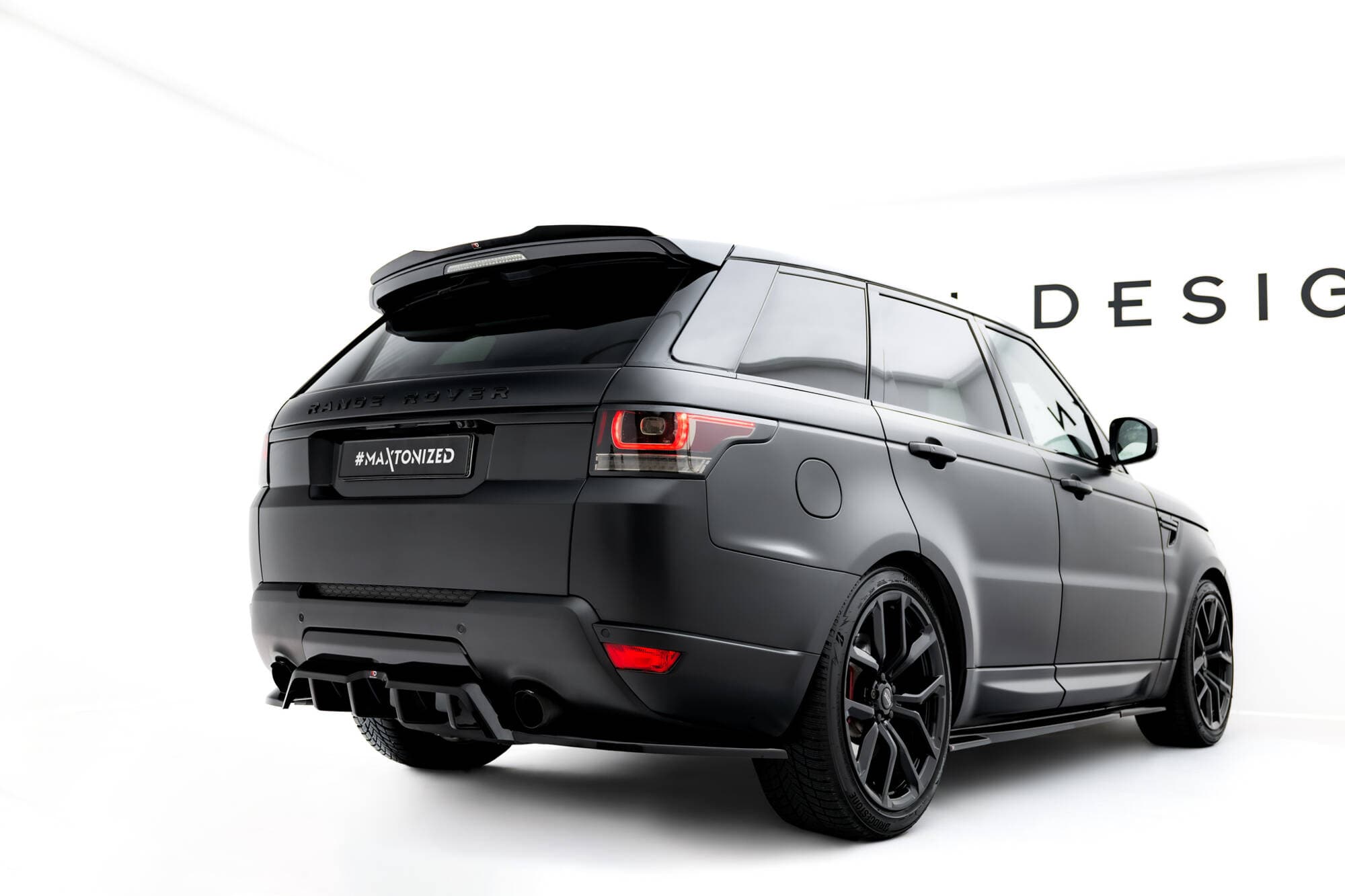 Set splitters op Land Rover Range Rover Sport Mk2, bodykit gemonteerd door Wrapmaster DH Den Haag