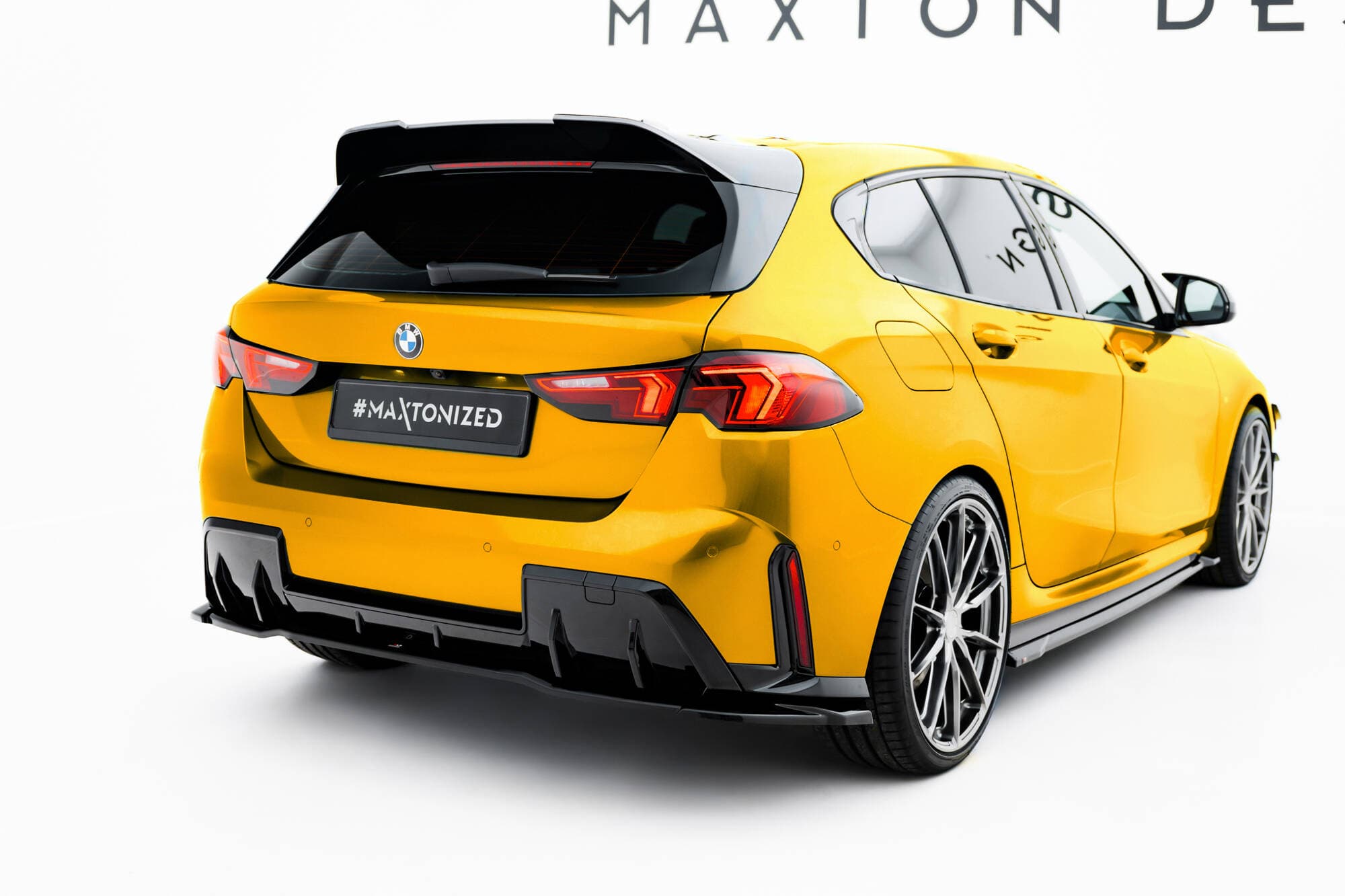 Set splitters V.3 op BMW 1-serie M-Pakket F70, bodykit gemonteerd door Wrapmaster DH Den Haag